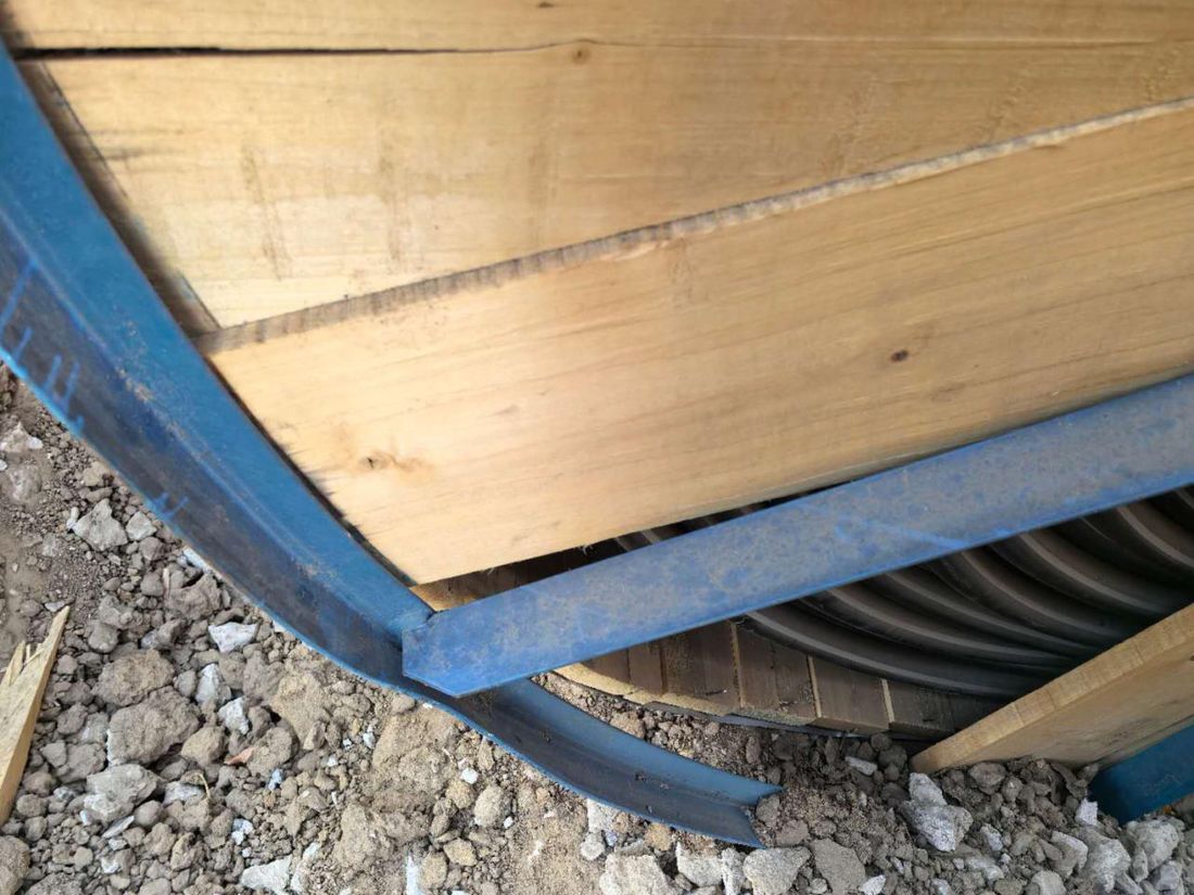 Touret dont l’habillage de bois est endommagé