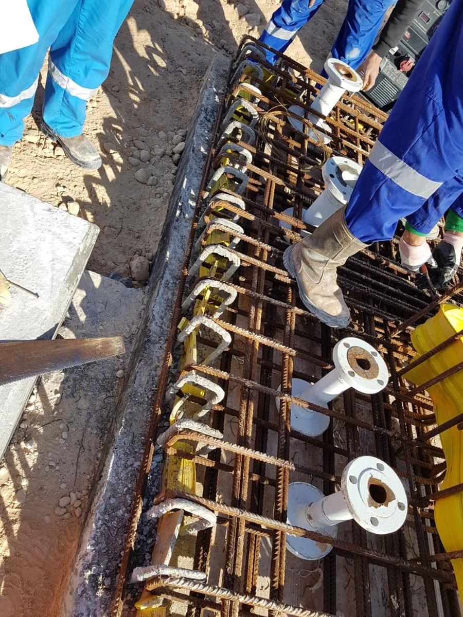 Ferraillage d'un massif avec fourreaux et inserts avant bétonnage