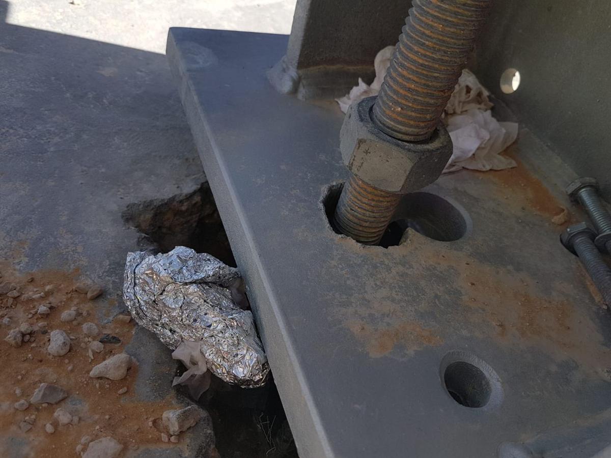 Platine de pied avec réservation obstruée par du papier aluminium et un chiffon