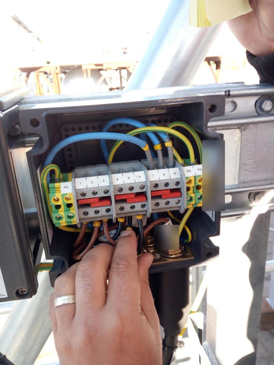Raccordement dans une boîte de jonction pour atmosphère explosive