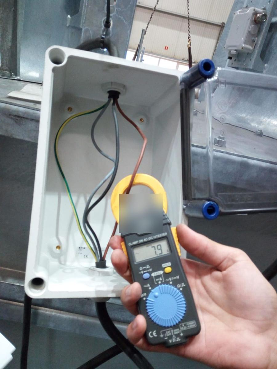 Mesure du courant absorbé par un moteur à la pince ampèremétrique