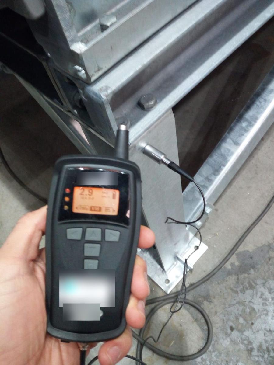 Mesure de vibration sur une machine tournante avec un appareil étalonné